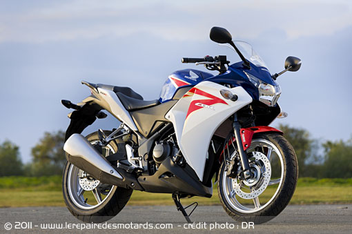 Honda CBR 250 statique côté droit